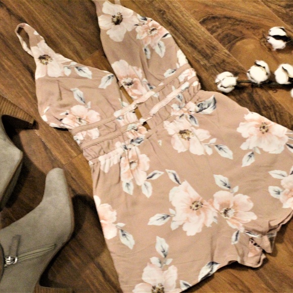 La Hearts Tops - L.A. Hearts Floral Romper. Women's Size XS.